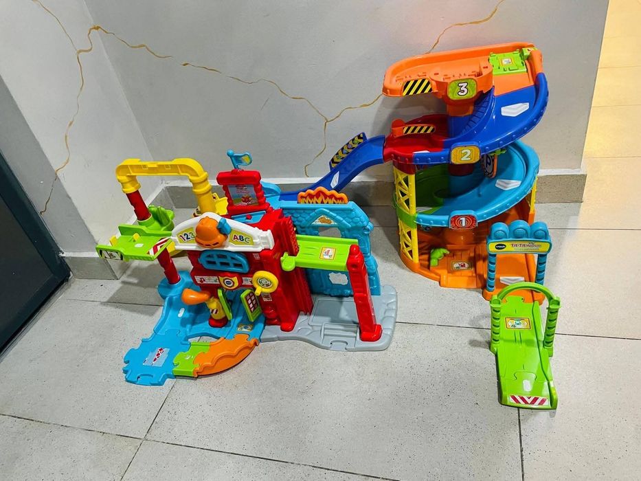 Statie de pomieri Vtech + 20 masinute si parcare
