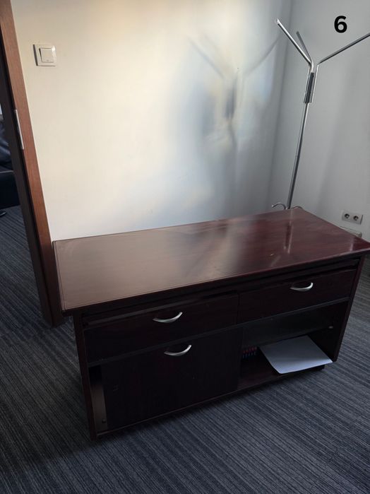 Продавам качествени и запазени офис мебели