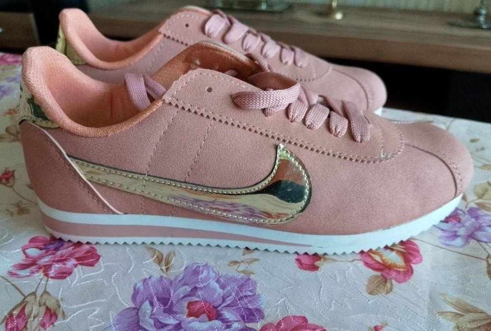 Дамски маратонки Nike.