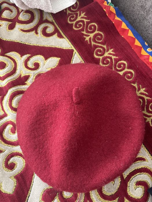 2 беретки красная и серая