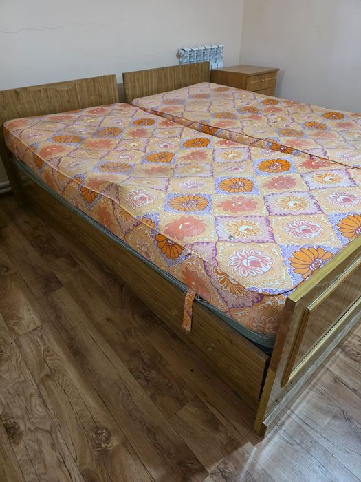 Окна деревянные, кровати