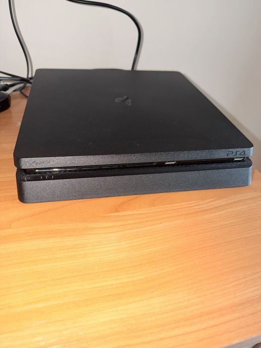 Продавам Playstation 4 с два джойстика