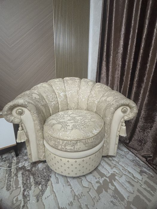 Продам диван и одно кресло