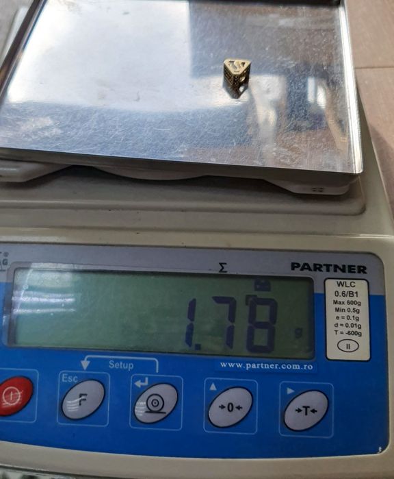 Charm din aur de 14K în formă de diamant cu cubic zirconia și inscripție „MOM” – 1,78 g