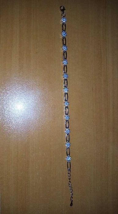 Сребърна гривна с цирконий