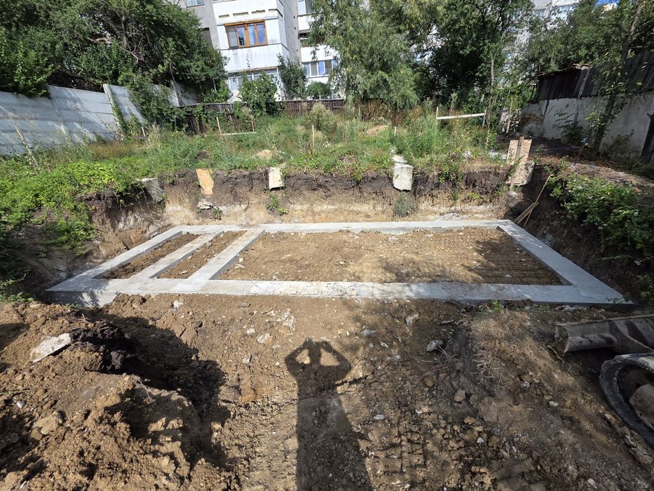 Lucrari cu excavator ,constructii in rosu si la cheie