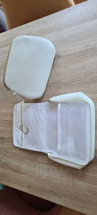 Различни чанти - бялата с цвете се подарява