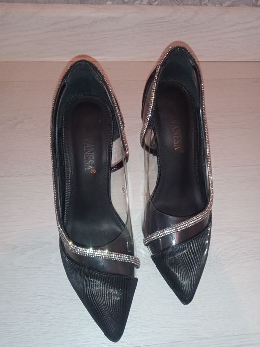 Элегантные туфли со стразами — 35 размер (состояние новых)