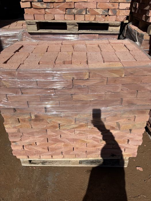 Кирпичи новые…………….