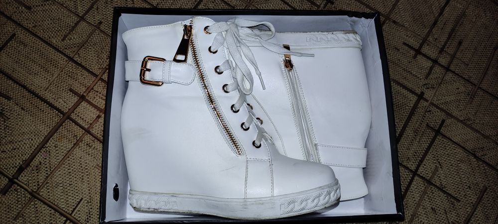 Хорошая обувь за 2000