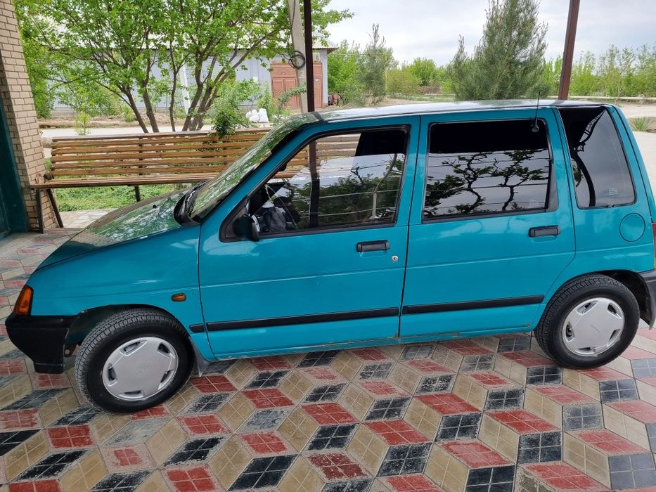 Avtomobil Tico zur holatda Mashina Yurib turibdi yaxshi mashina urilma