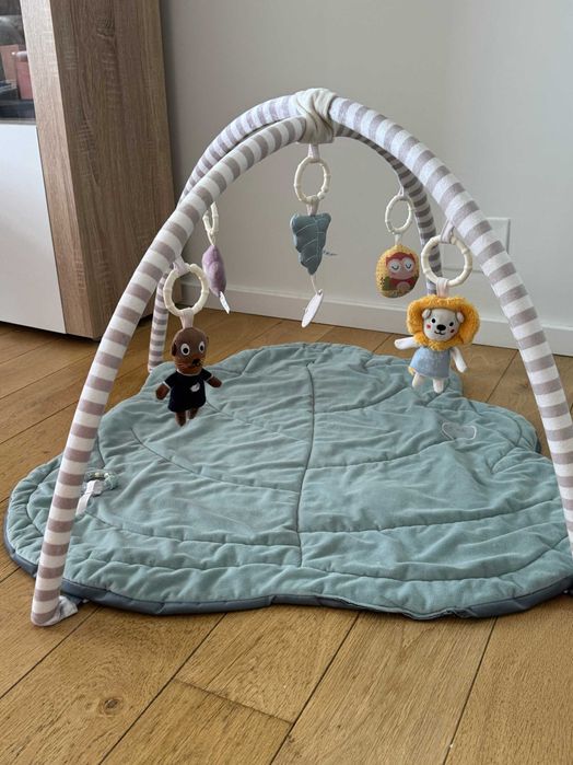 Saltea de joacă pentru bebeluși cu jucării suspendate