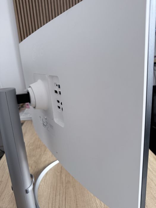 Monitor LG 27” 4K USB C 90W, pivot