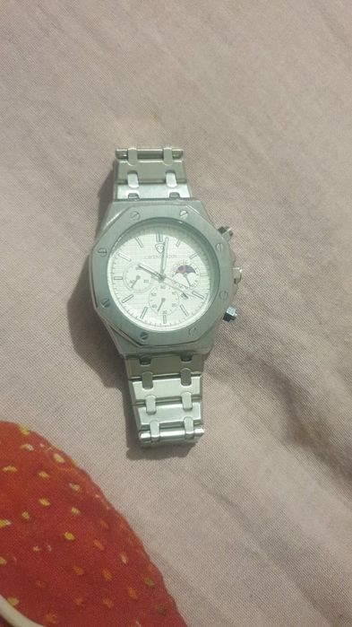 Продам часы  срочно