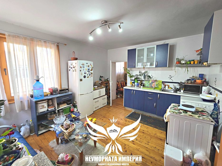 Продавам двуетажна къща РЗП 364кв. с 313кв.м. двор в гр.Асеновград