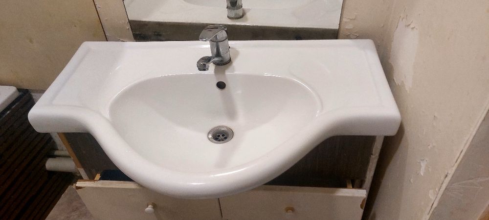 Раковина и зеркало очень хорошом состояние