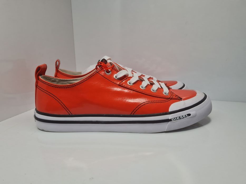 Кецове Diesel S-Athos Low

Чисто нови с кутия. 

Размер 42.5 стелка 27