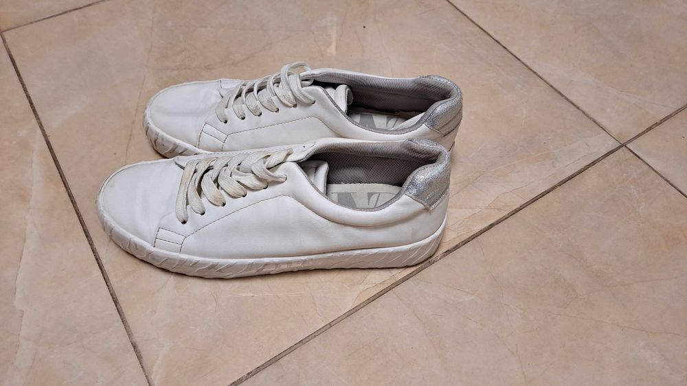 Бели кецове на Зара