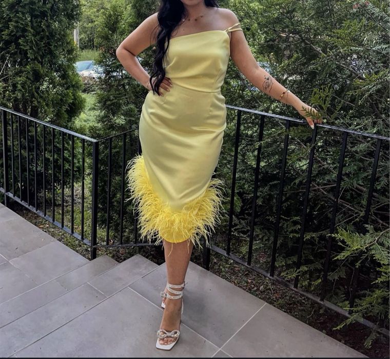 Rochie galbena cu pene