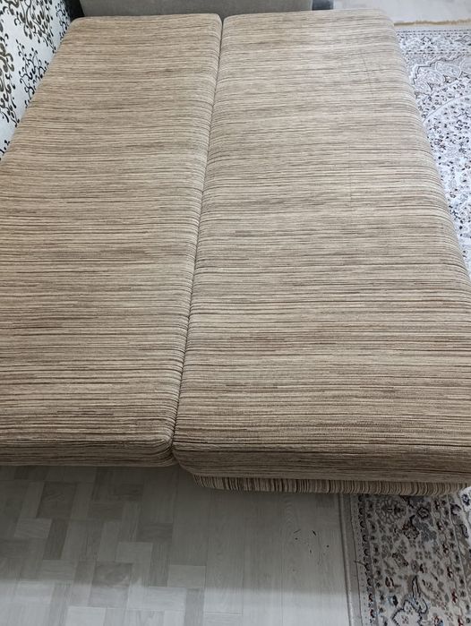 Продам один диван второй отдам бесплатно