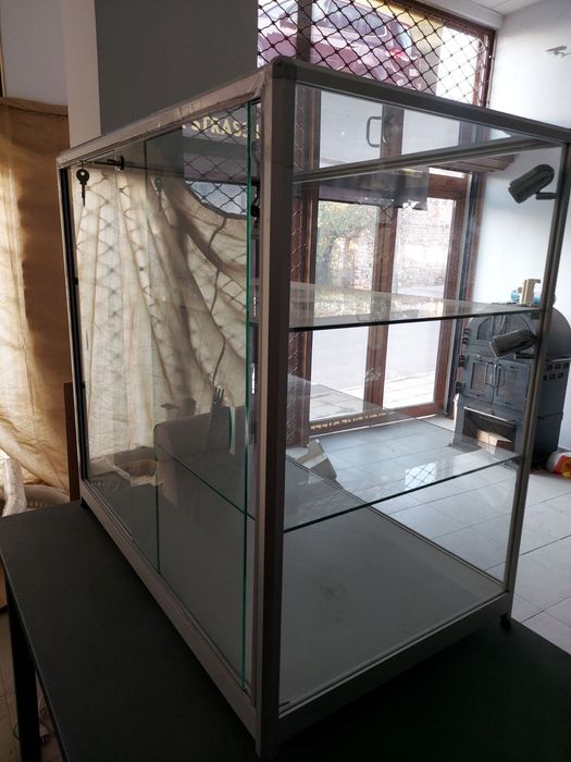 Стъклена витрина с ключ и осветление