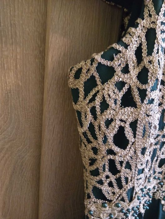 Rochie verde, nunta, cu dantela aurie si voal