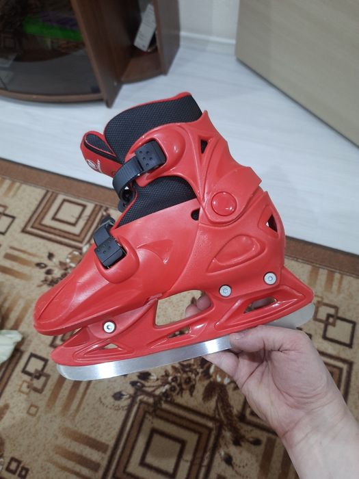 Коньки красного цвета.