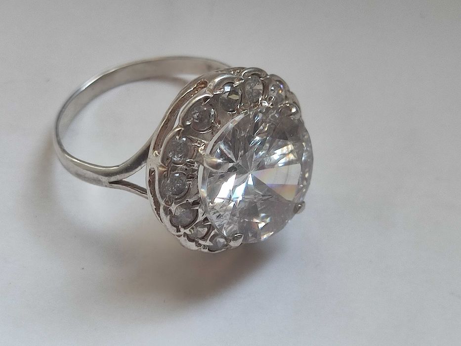 Кольцо серебряное красивое с камнем ЦИРКОН