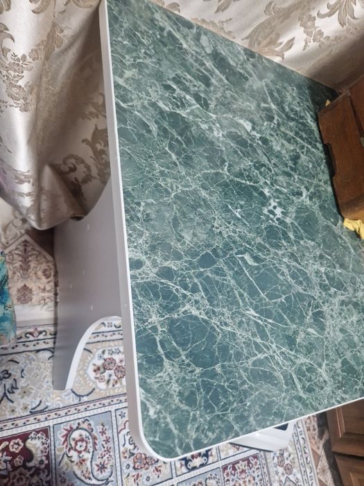 Стол с двумя стульями