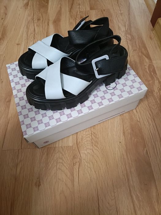 Продам босоножки