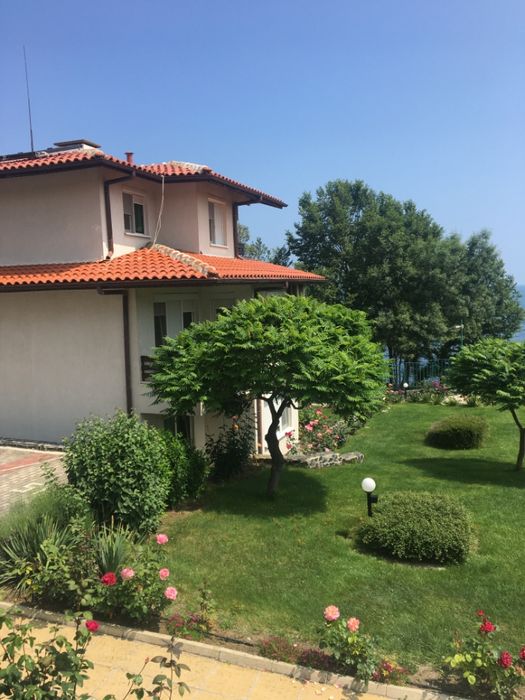 луксозен апартамент в Китен ,първа линия до морето