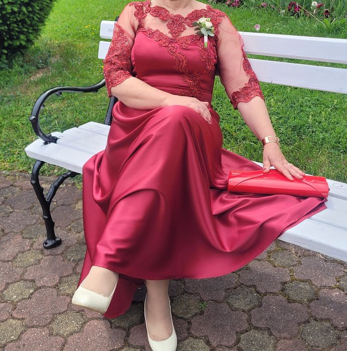 Rochita pentru eveniment 42/44 visinie.Este midi din tafta .