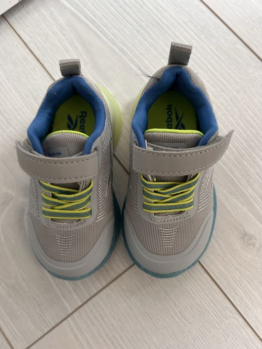 Нови маратонки reebok светещи