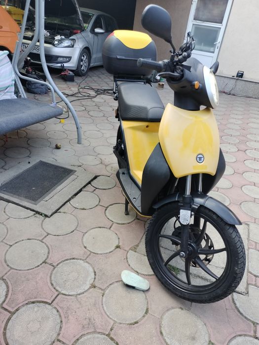 Vând scutere electrice cu 2500 de chilometri la bord .