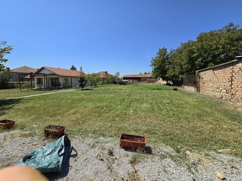 Почистване на дворове и др. услуги!!