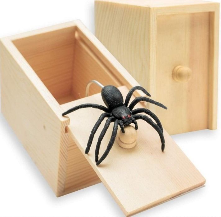 Паук выпрыгивающий из коробки. Прикол