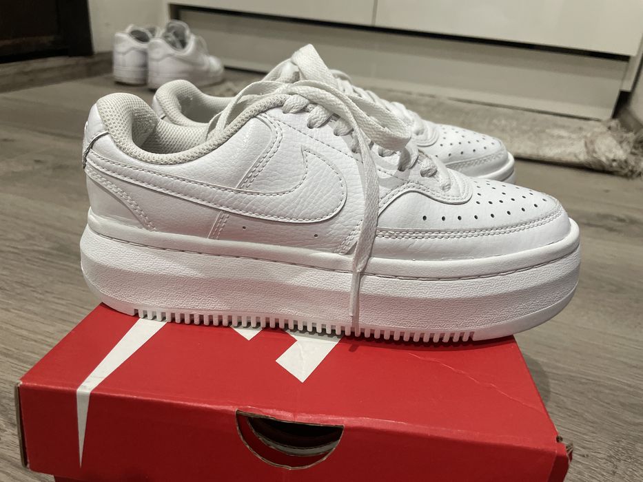 Оригинални бели обувки Nike и на Polo ASSN.