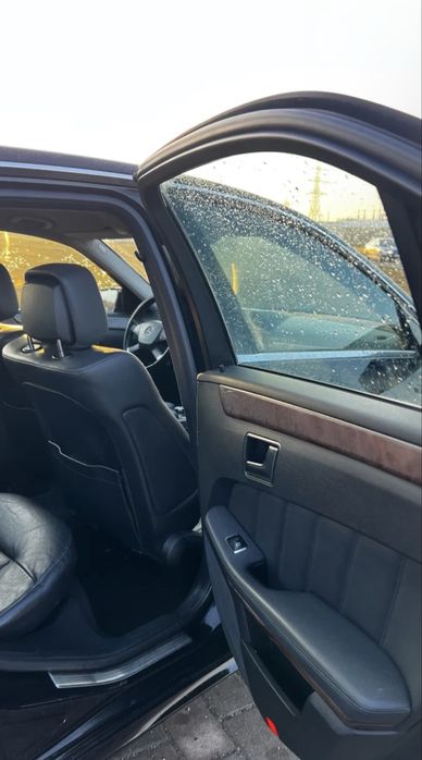 Mercedes E200 / Al doilea proprietar / Cutie Automata / Elegance