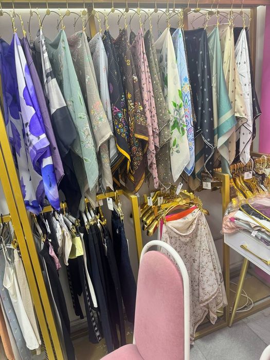 Лофт услубида магазин мебеллари сотилади