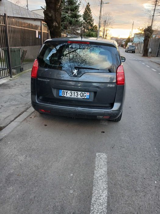 Vând Peugeot 5008