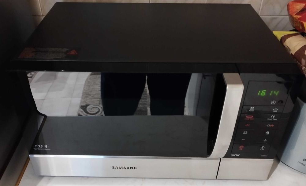 Комбинирана микровълнова фурна с грил Samsung GE89MST