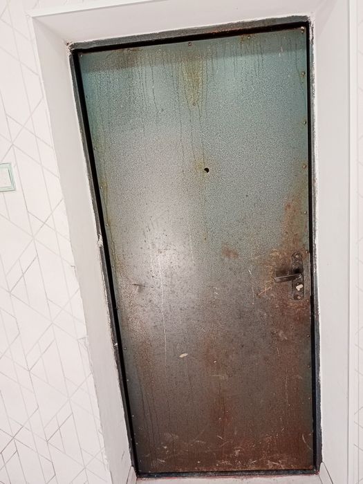 железный дверь .