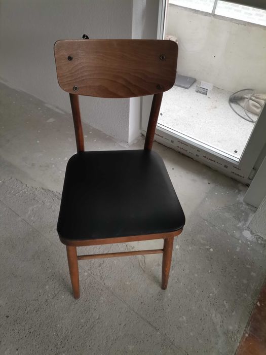 6бр.Столове с черна кожа и дърво.