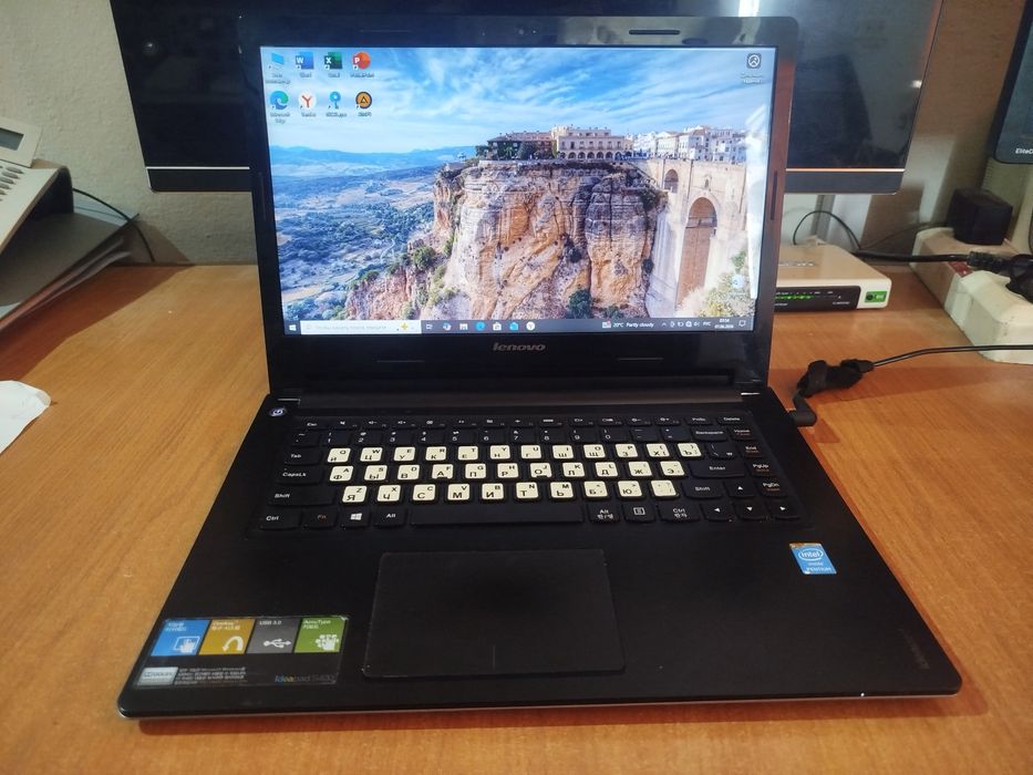 Ноутбук Lenovo S400 в хорошем состоянии.