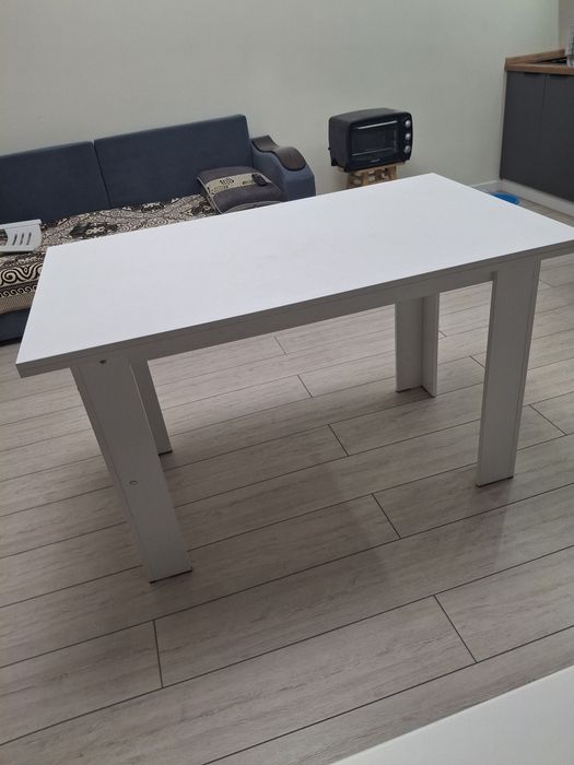 Белый кухонный стол