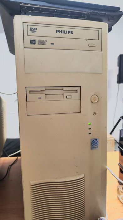 Pentium III ретро компьютер.