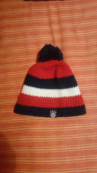 Шапки на Байерн М. и Барселона.