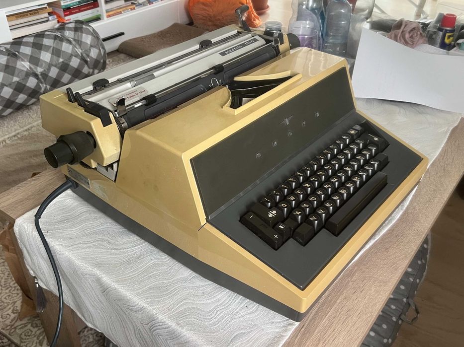 Mașină de scris electrică Adler Electric 131 d, vintage Germania