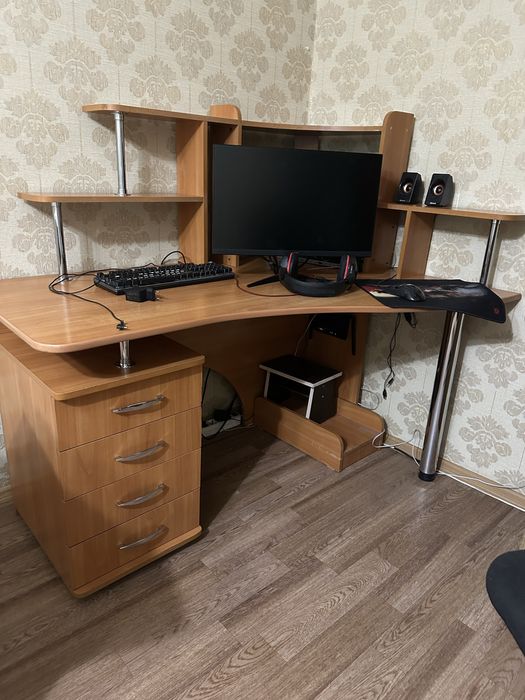 Продам стол компьютерный