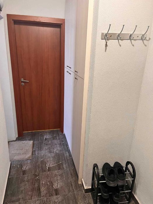 Тристаен апартамент в близост до АУБГ